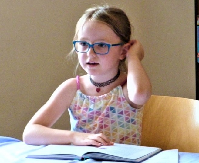 Grafik Kind beim Lesen